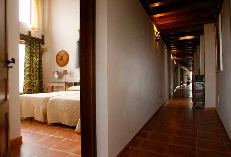 Habitacion-pasillo-hotel-sabinares-Hotel-Rural-Bioclimatico-Sabinares-del-Arlanza